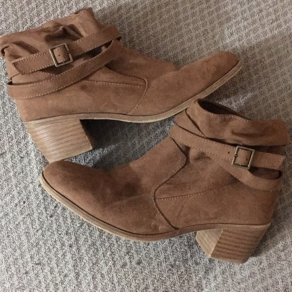 BOOTIES!! Brown, suede, chunky heeled booties